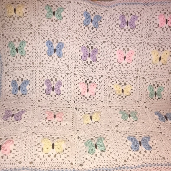 Knitted baby blanket from smoke free home - Picture 2 of 4